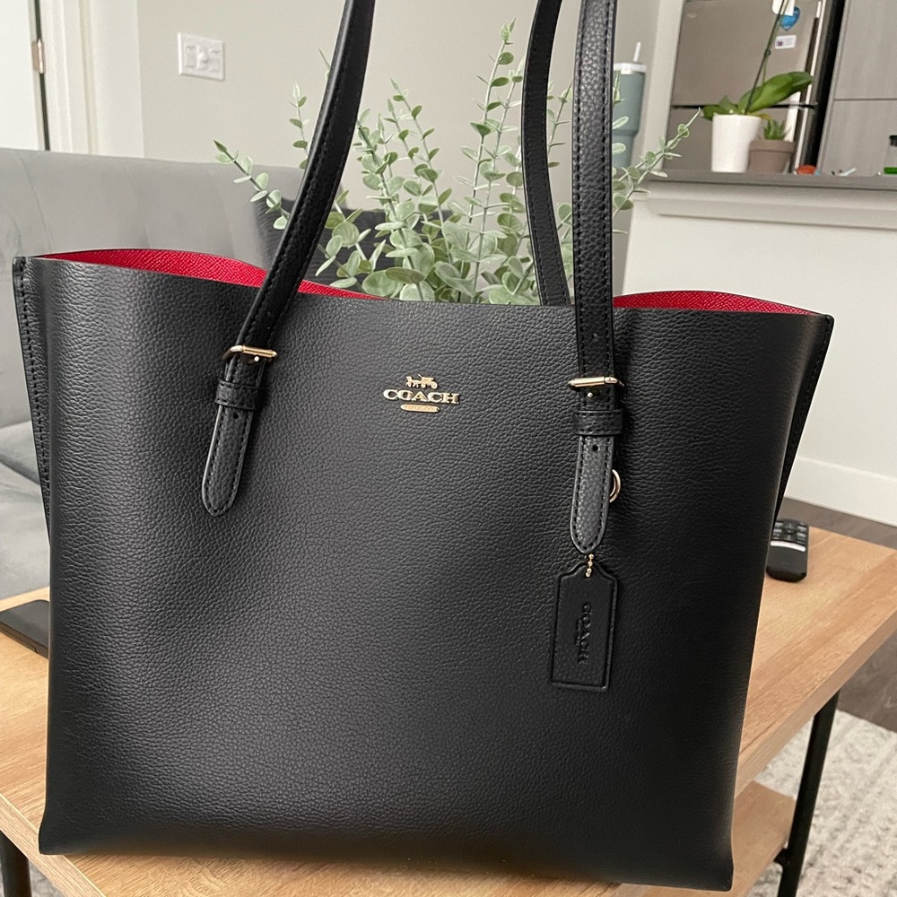 Coach - Mollie Tote in Black
